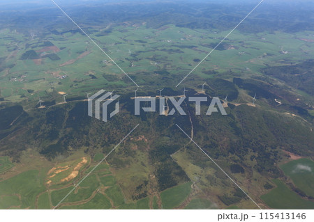 稚内の丘陵地に設置された風力発電の大型風車 115413146
