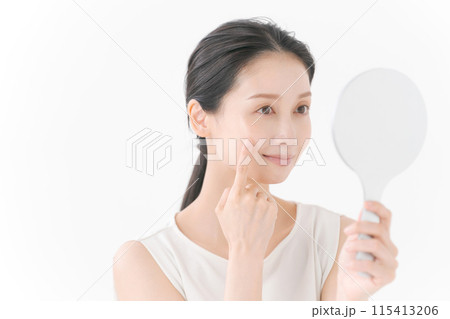 鏡を見るきれいな女性 115413206