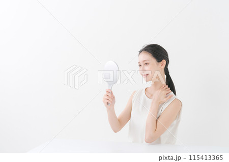 鏡を見るきれいな女性 115413365
