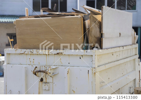 コンテナに積まれた廃棄物イメージ 115413380