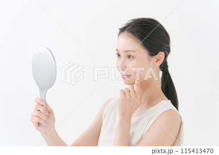 鏡を見るきれいな女性 115413470