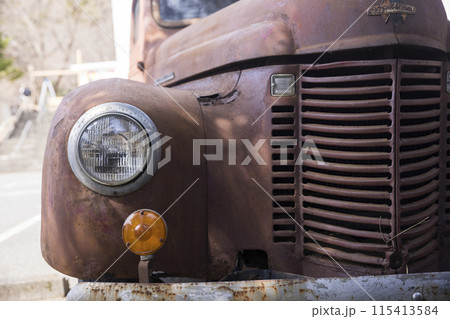 錆びた昔の車のフロント部分 115413584