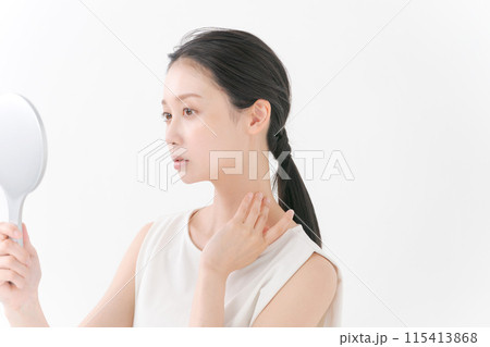 鏡を見るきれいな女性 115413868