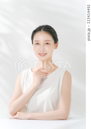 肌の潤いを実感する女性 115414491