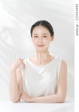 肌の潤いを実感する女性 115414495