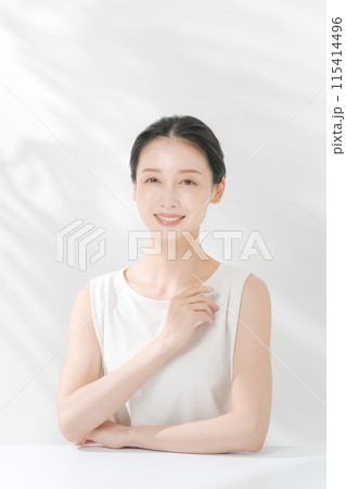 肌の潤いを実感する女性 肌の潤いを実感する女性 115414496