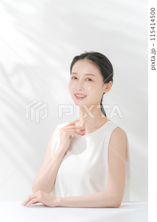 肌の潤いを実感する女性 肌の潤いを実感する女性 115414500