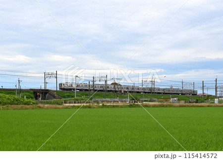 青空の下、田園地帯を走行する東武電車 青空の下、田園地帯を走行する東武電車 115414572