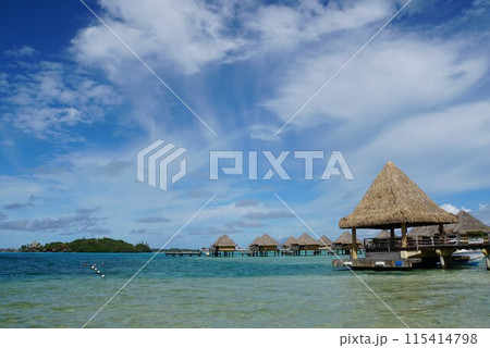 ボラボラ島、水上コテージと青い海 115414798