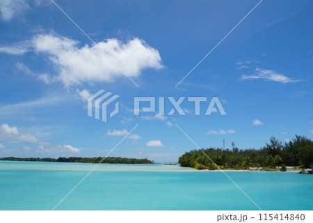 ボラボラ島の青い海 115414840