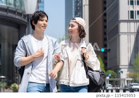 東京を旅行する外国人観光客のカップル(インバウンド) 東京を旅行する外国人観光客のカップル(インバウンド) 115415053