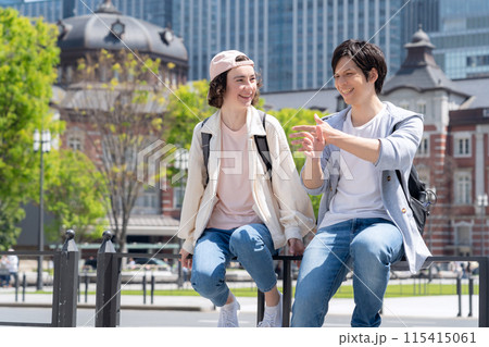 東京を旅行する外国人観光客のカップル(インバウンド) 東京を旅行する外国人観光客のカップル(インバウンド) 115415061