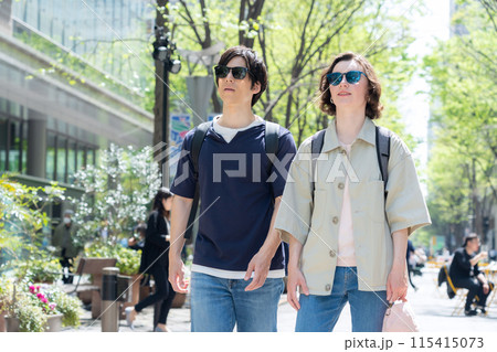 東京を旅行する外国人観光客のカップル（インバウンド） 115415073