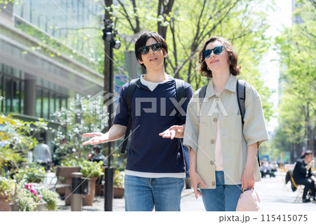 東京を旅行する外国人観光客のカップル(インバウンド) 東京を旅行する外国人観光客のカップル(インバウンド) 115415075