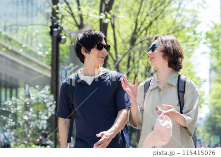 東京を旅行する外国人観光客のカップル(インバウンド) 東京を旅行する外国人観光客のカップル(インバウンド) 115415076