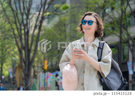 東京を旅行する外国人観光客（インバウンド） 115415128