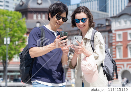 東京を旅行する外国人観光客のカップル(インバウンド) 東京を旅行する外国人観光客のカップル(インバウンド) 115415139