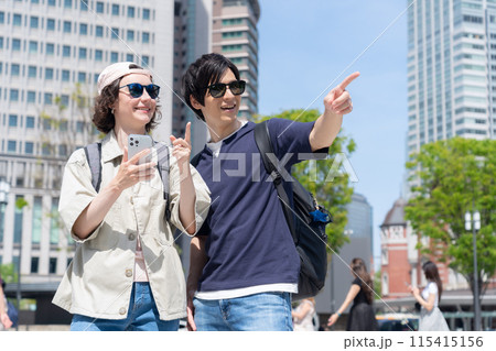 東京を旅行する外国人観光客のカップル(インバウンド) 東京を旅行する外国人観光客のカップル(インバウンド) 115415156