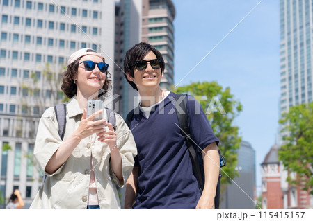 東京を旅行する外国人観光客のカップル(インバウンド) 東京を旅行する外国人観光客のカップル(インバウンド) 115415157