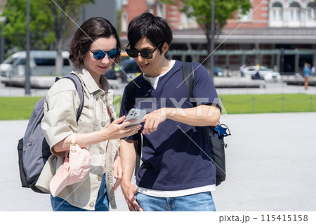 東京を旅行する外国人観光客のカップル（インバウンド） 115415158