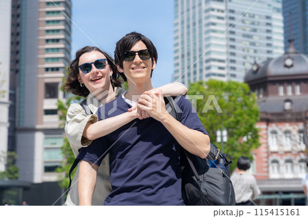 東京を旅行する外国人観光客のカップル(インバウンド) 東京を旅行する外国人観光客のカップル(インバウンド) 115415161