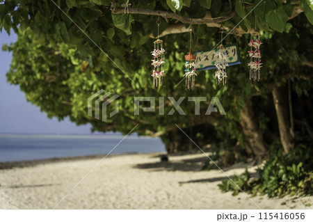 竹富島　カイジ浜の風鈴 115416056