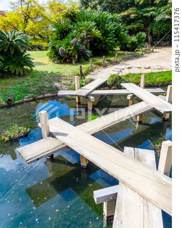 春の岡山 後楽園の趣深い景色 風情豊かな八橋 春の岡山 後楽園の趣深い景色 風情豊かな八橋 115417376