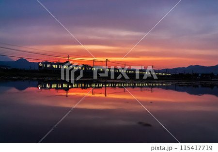 小田急線と夕暮れの田んぼ 115417719
