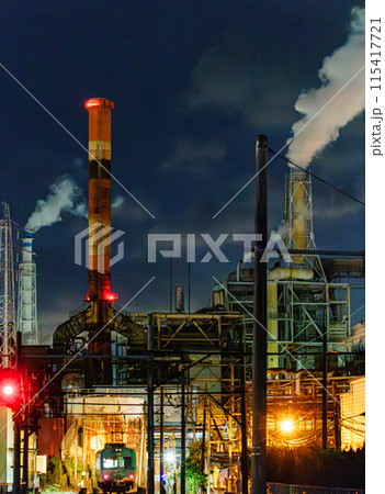 夜の岳南電車と製紙工場群 115417721