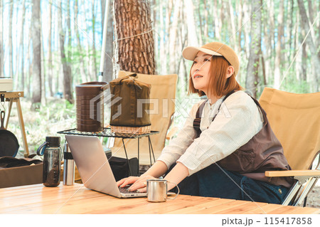 キャンプ場でワーケーションする女性(ノマドワーク・テレワーク・リモートワーク) キャンプ場でワーケーションする女性(ノマドワーク・テレワーク・リモートワーク) 115417858