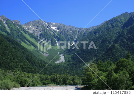 初夏の雄大な尾根 115417886