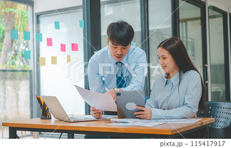 group of business people working and communicating together in the office With the charging of graphs for analysis, conceptual analysis and business planning 115417917
