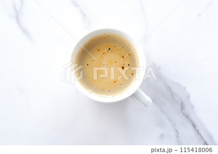 エスプレッソと牛乳を混ぜたカフェ・ラッテを飲みながらリラックス 115418006