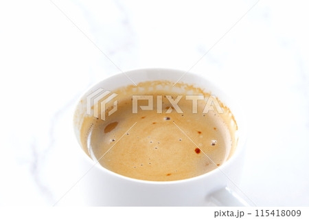 エスプレッソと牛乳を混ぜたカフェ・ラッテを飲みながらリラックス 115418009