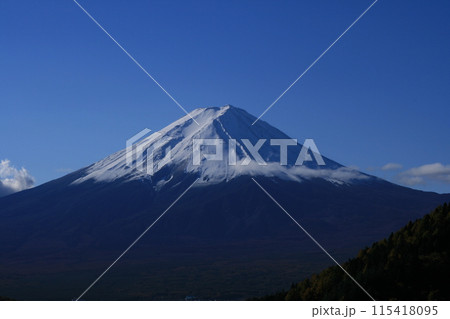 雪化粧する富士山 115418095