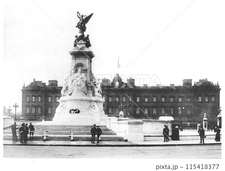 昔のイギリス　ロンドン　ヴィクトリア記念碑 115418377