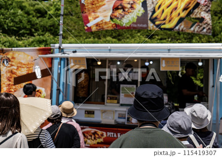 イベントのお昼時にキッチンカーの前に並ぶ人たち 115419307