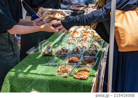 露店屋台のお好み焼きの販売 露店屋台のお好み焼きの販売 115419308