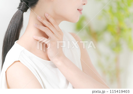 美しい女性の首元の写真 115419403