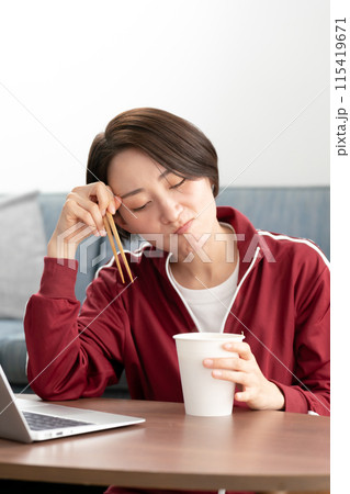 カップラーメンを食べる女性　 115419671