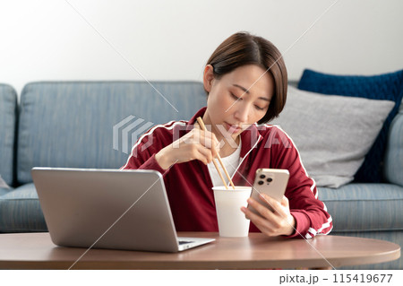 カップラーメンを食べる女性 カップラーメンを食べる女性 115419677