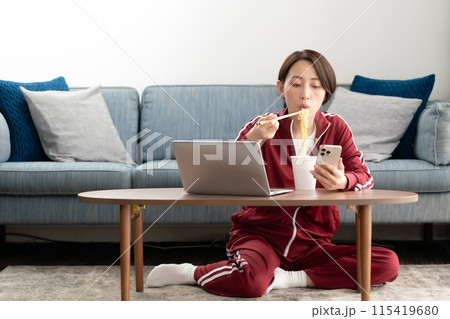 カップラーメンを食べる女性　 115419680