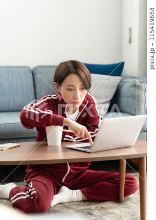 カップラーメンを食べる女性 カップラーメンを食べる女性 115419688
