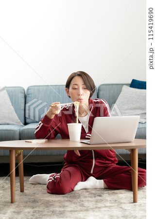 カップラーメンを食べる女性 カップラーメンを食べる女性 115419690