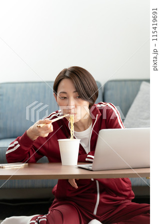 カップラーメンを食べる女性　 115419691
