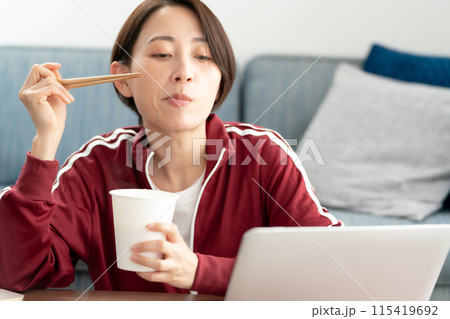 カップラーメンを食べる女性　 115419692