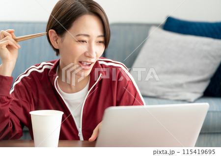 カップラーメンを食べる女性 カップラーメンを食べる女性 115419695