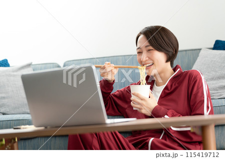 カップラーメンを食べる女性　 115419712