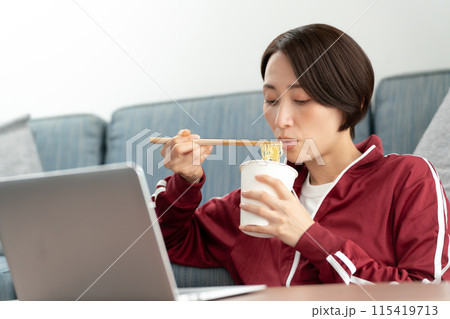 カップラーメンを食べる女性　 115419713