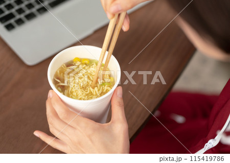 カップラーメンを食べる女性 手元 カップラーメンを食べる女性 手元 115419786